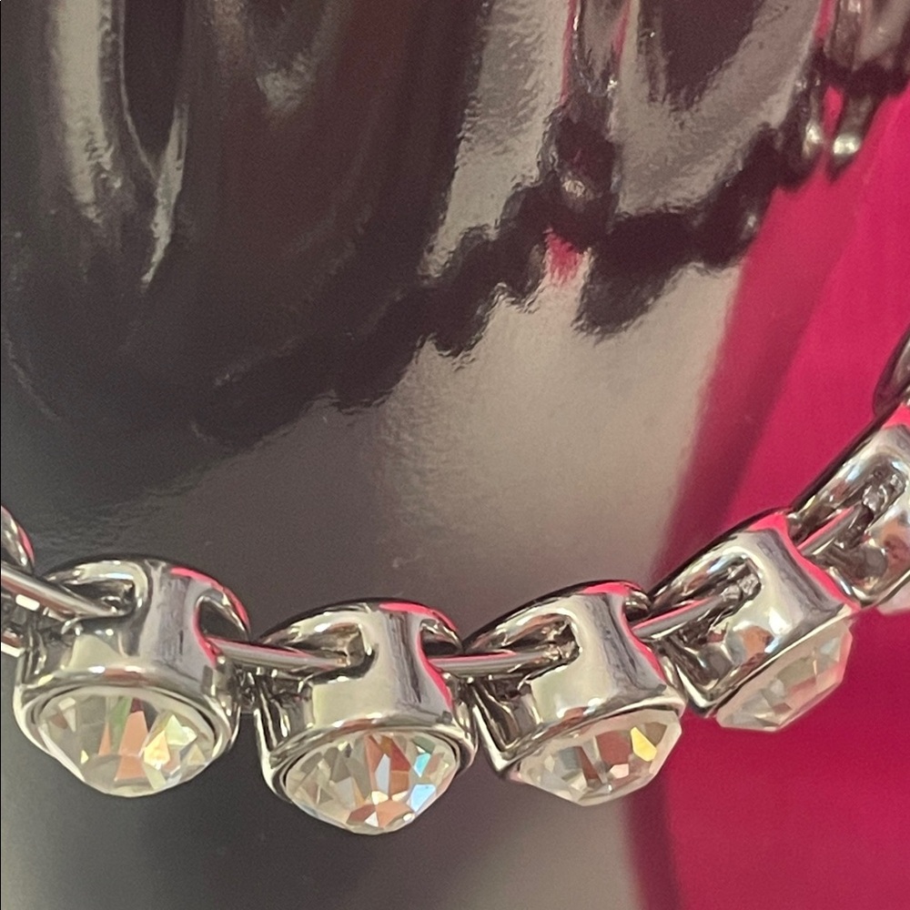 Cable link bracelet Featuring Large solitaire crystals and a magnetic closure. - Picture 6 of 7